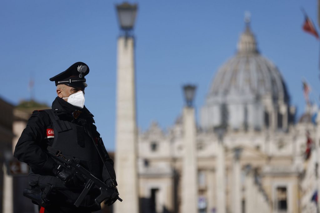 Carabinier în Roma, mască la gură