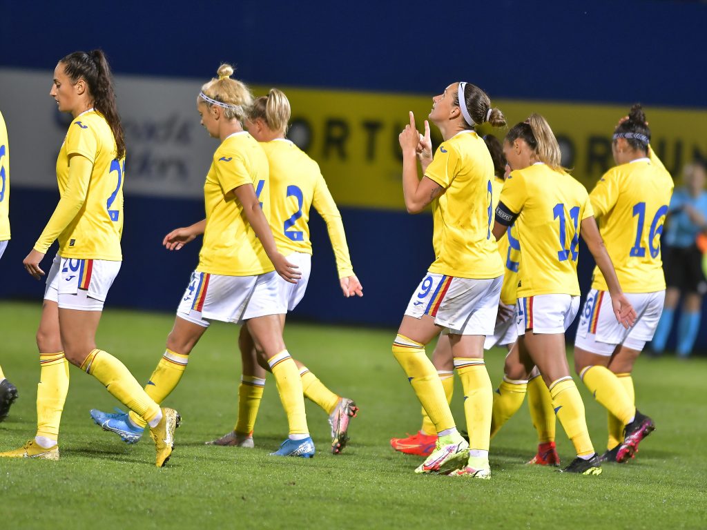 Echipa de fotbal feminin pe teren