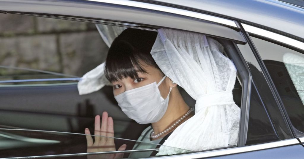 Mako este prima femeie din familia regală care a renunțat la ambele prerogative.