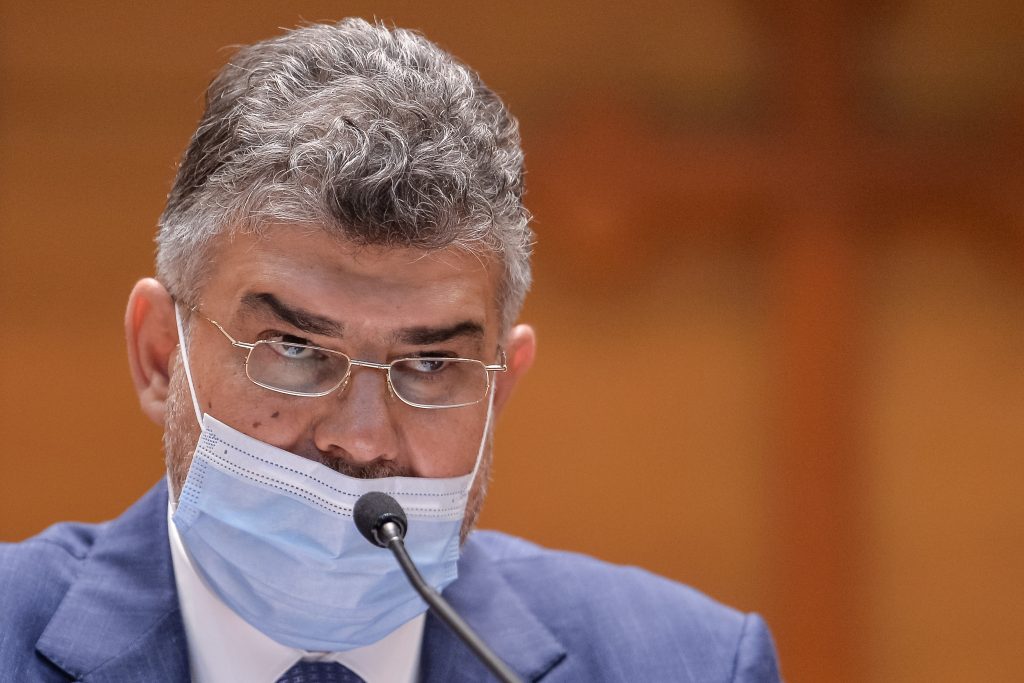 marcel ciolacu cu masca sub nas, in parlament.