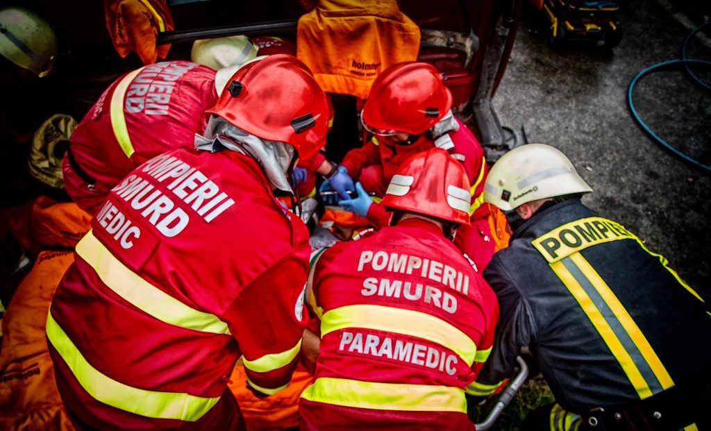 pompieri smurd intervin la un accident rutier.