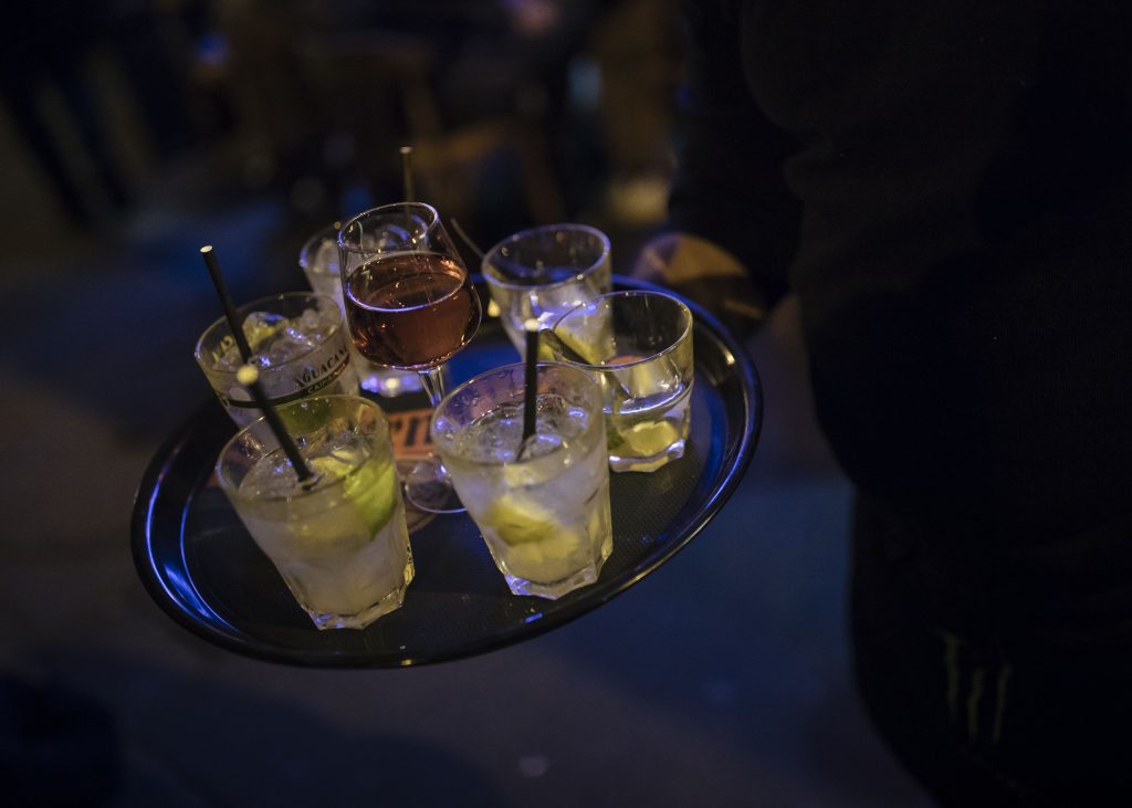 Pahare cu alcool pe o tava
