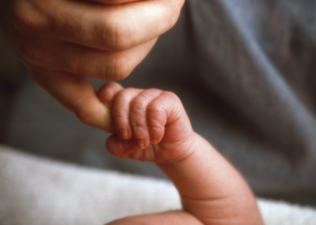 Virus respirator sincițial afectează nou-născuții. Care sunt simptomele