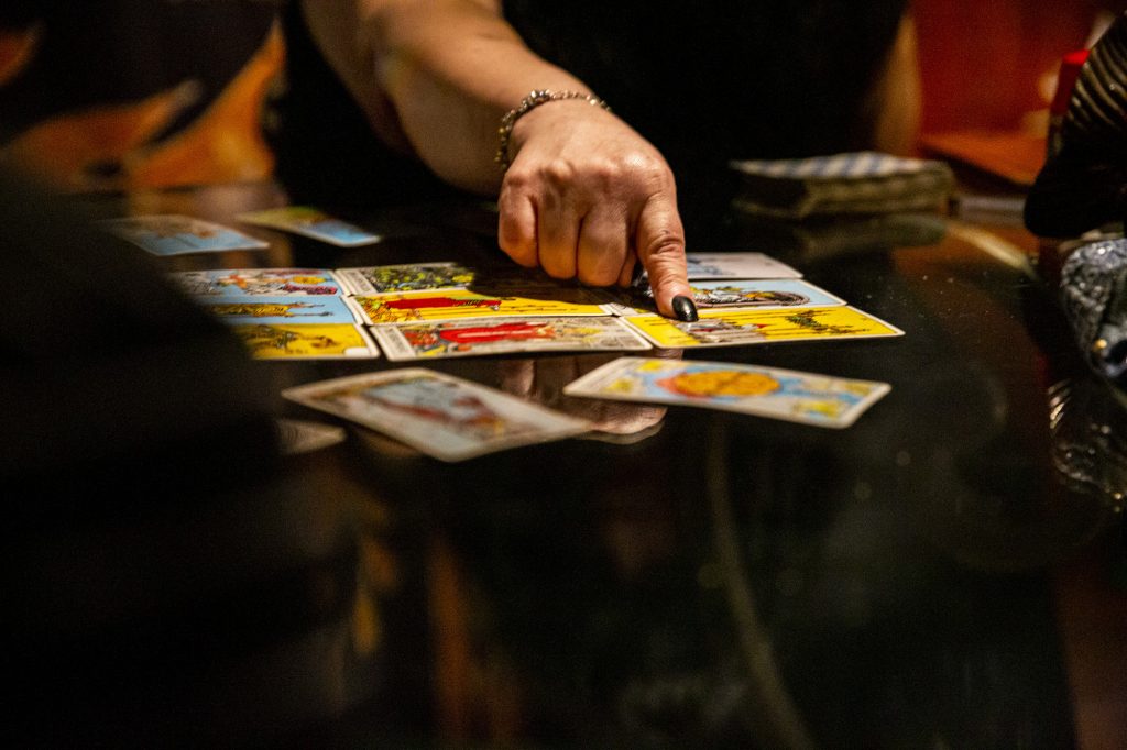 Cărți de tarot pe o masă