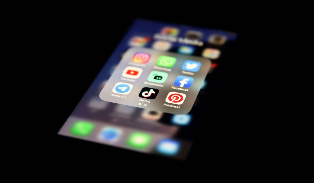 A picat Facebook, Instagram și Whatsapp