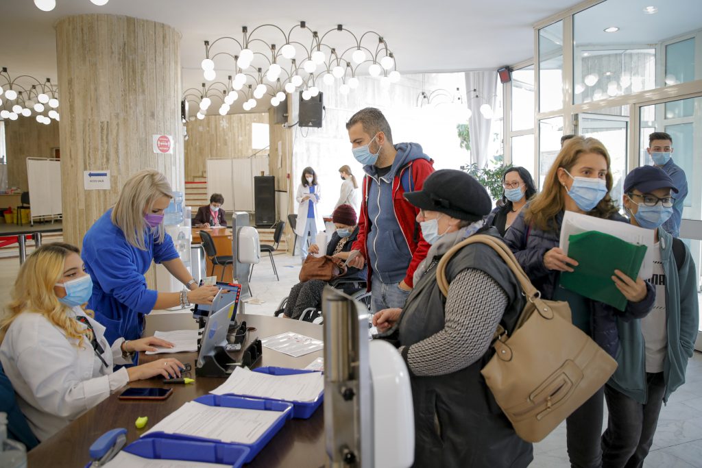 Persoane asteapta la rand sa se imunizeze impotriva COVID-19, in timpul deschiderii oficiale a "Maratonului Vaccinarii pentru Viata" la centrul de Vaccinare din Palatul National al Copiilor din Bucuresti, vineri, 22 octombrie 2021. ANDREEA ALEXANDRU / MEDIAFAX FOTO