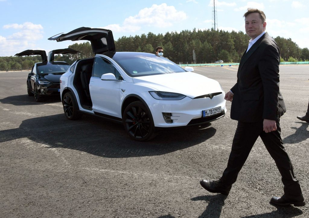 elon musk langa o masina tesla