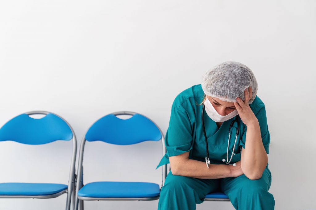 Nouă luni de epidemie în România: Bolnavii văd un sistem sanitar în colaps, iar medicii nu mai fac față