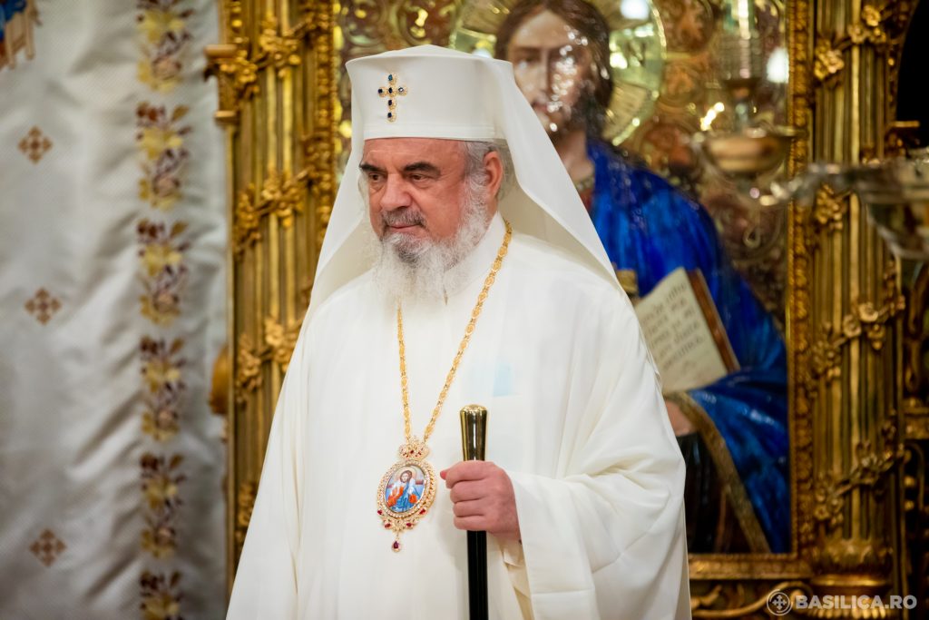 patriarhul daniel in vestminte albe.