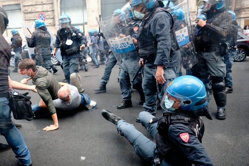 protste violenta la roma impotriva certificatului verde.