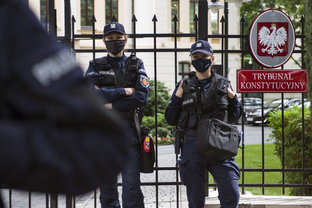 Polițiștii păzesc Tribunalul Constituțional din Varșovia.