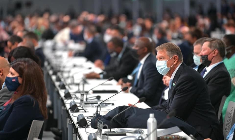 Klaus Iohannis cu paltonul pe masă