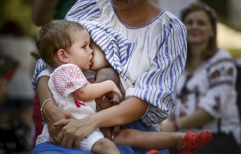 copil alăptat la sânul mamei.