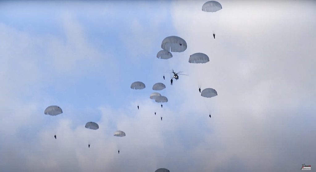 Pregătiri de război? Rusia a trimis parașutiști în apropierea graniței Poloniei pentru exerciții comune cu Belarus. GALERIE FOTO