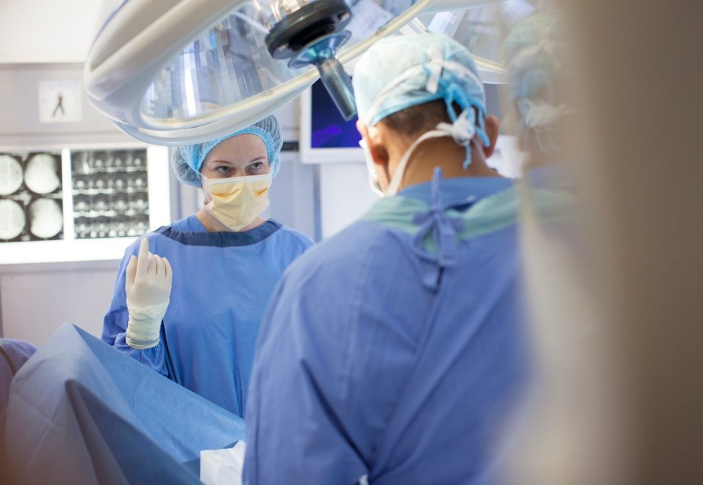 Peste 6% din bolnavii de Covid-19 din România lucrează în sistemul medical