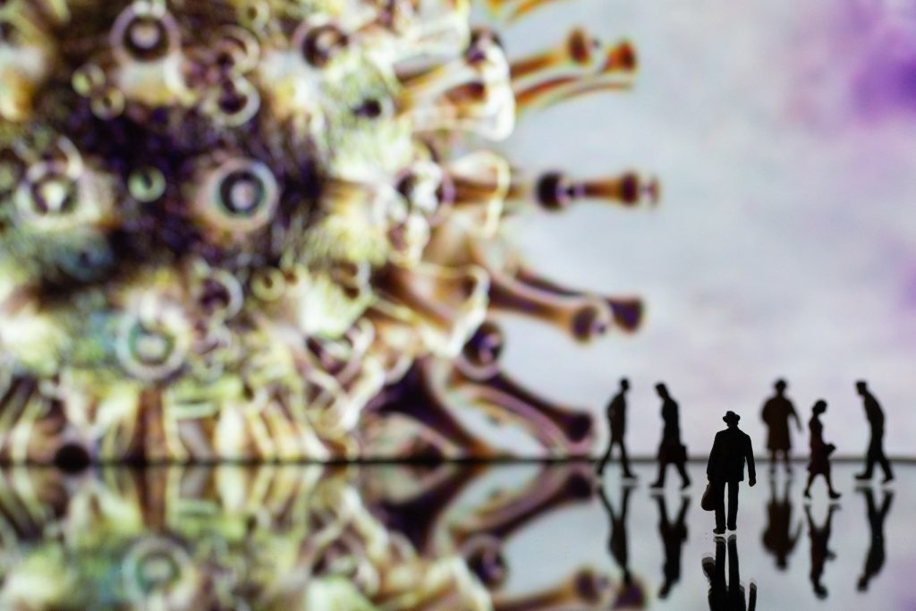 Social media este plină de postări care denigrează ezitantul vaccin.