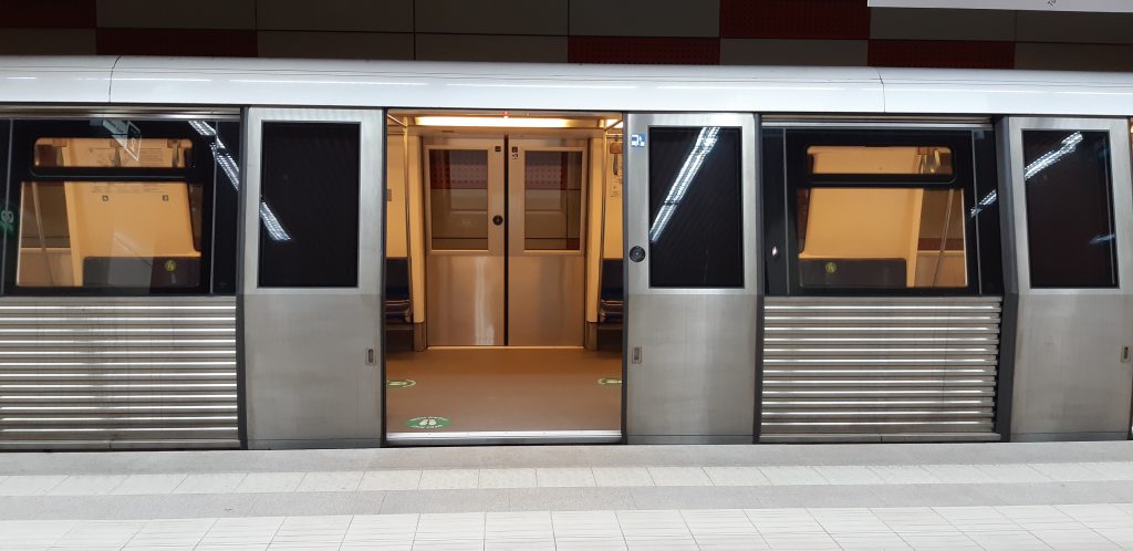 Una din cele 4 căi de acces de la metroul din Piața Unirii, închisă din cauza lucrărilor