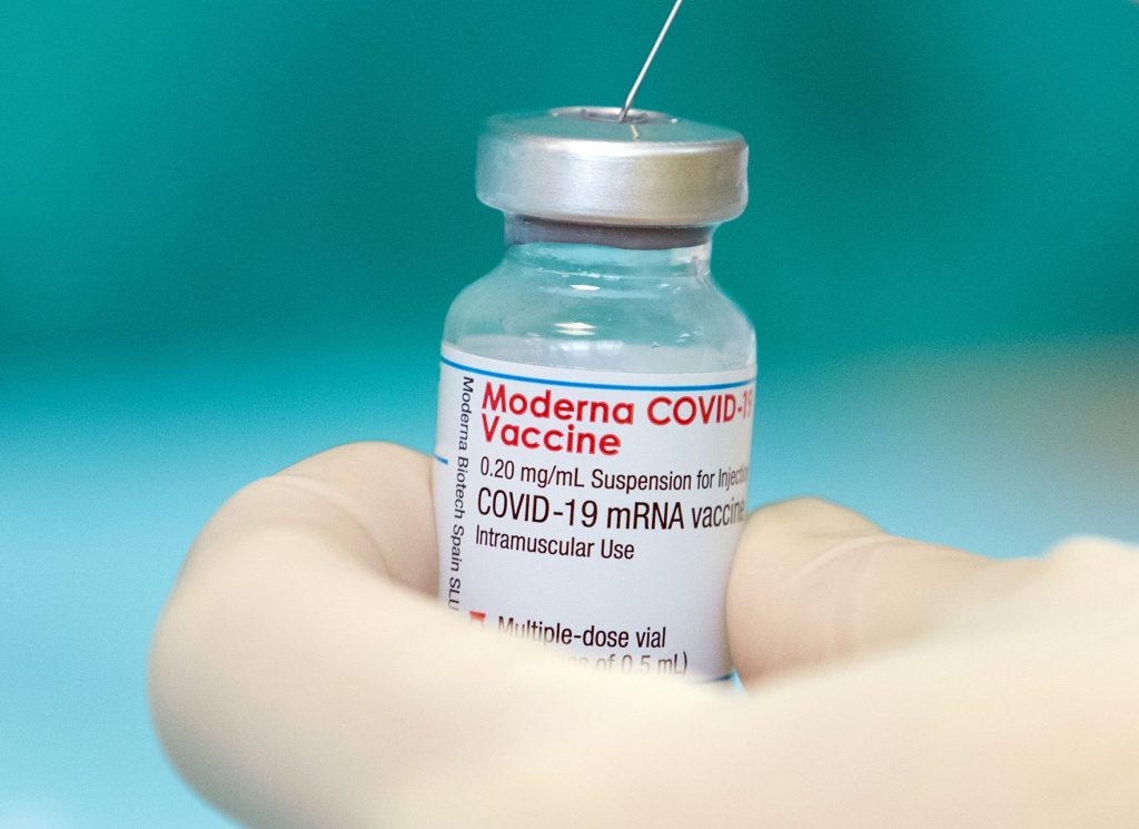 Rapelul de la Moderna oferă protecție împotriva variantei Omicron