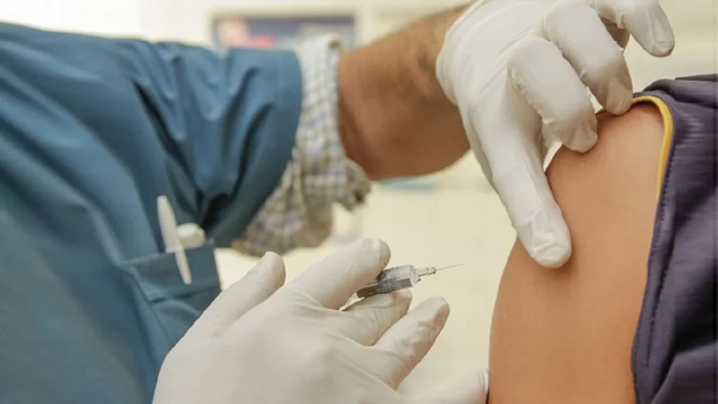 Potrivit CNCAV, din cei 45.000 de români vaccinaţi în ultimele 24 de ore, 10.260 au primit prima doză, 14.988 pe cea de-a doua, iar 19.752 au primit a treia doză.