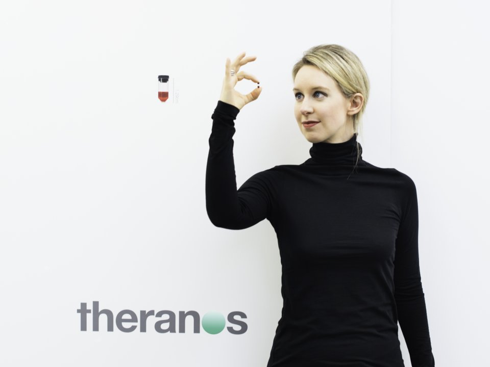 Elizabeth Holmes, fondatoarea Theranos, condamnată pentru fraudă de investiții