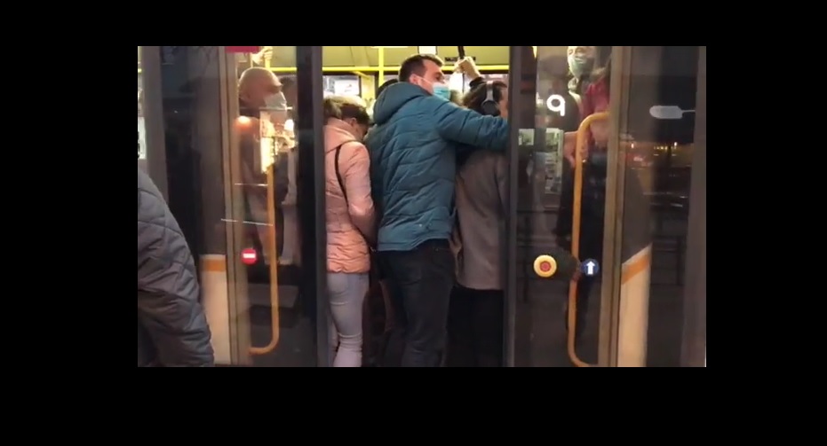 VIDEO. Bucureștenii s-au călcat în picioare în tramvaie, în urma blocării circulației de la metrou. Șoferii nu au putut închide ușile din cauza aglomerației