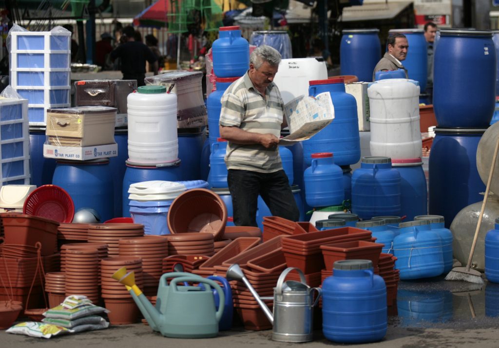 STUDIU: Oamenii inhalează 5 grame de plastic săptămânal