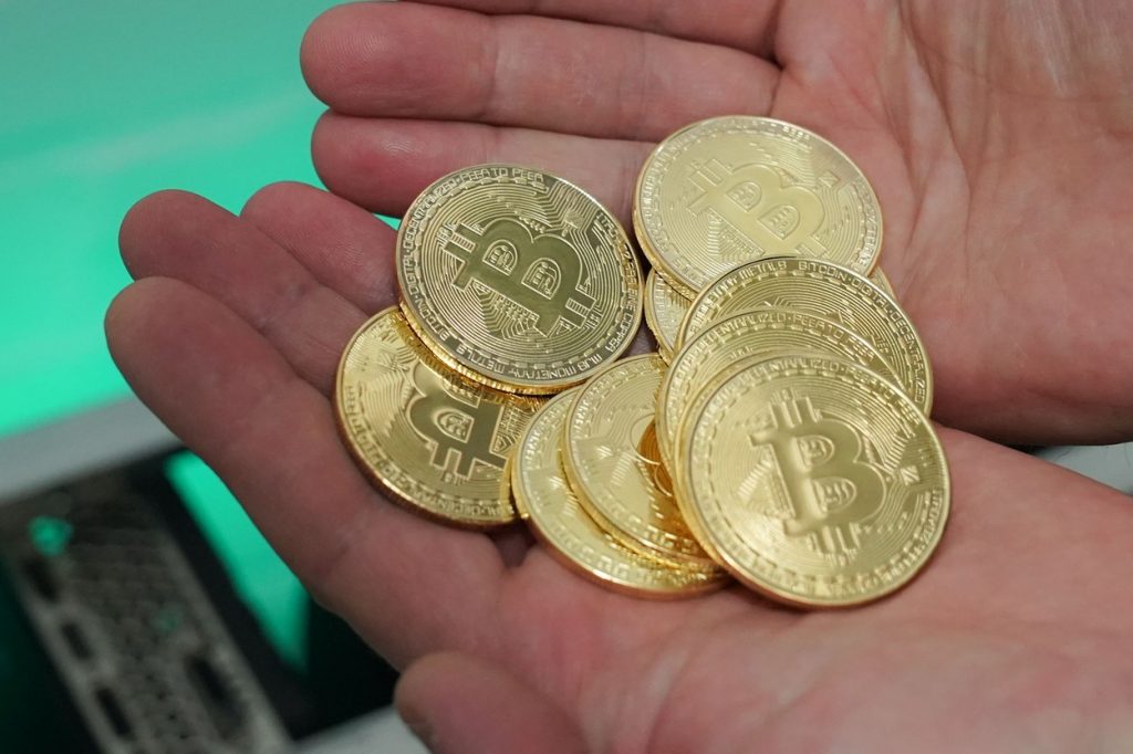 un pumn de monede bitcoin