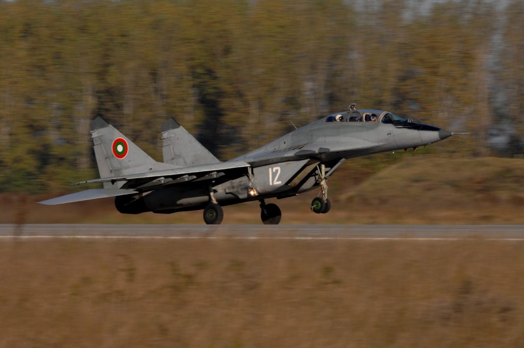un avion mig-29 al bulgariei decoleaza in timpul unui exercitiu militar.