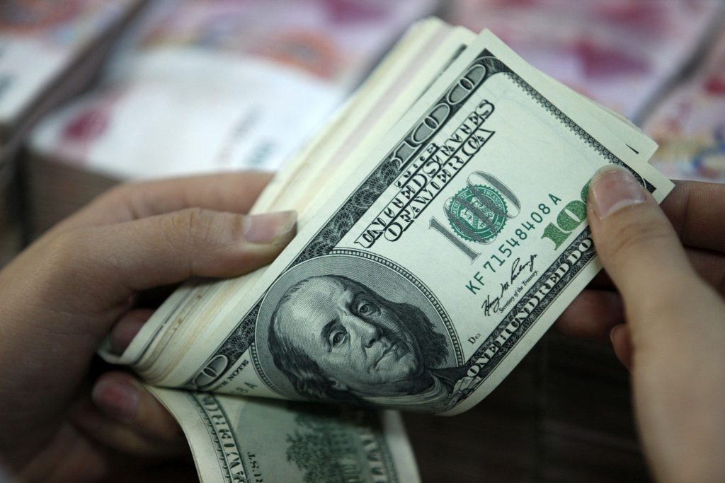 FMI avertizează: Sancţiunile impuse Rusiei ameninţă dominaţia dolarului