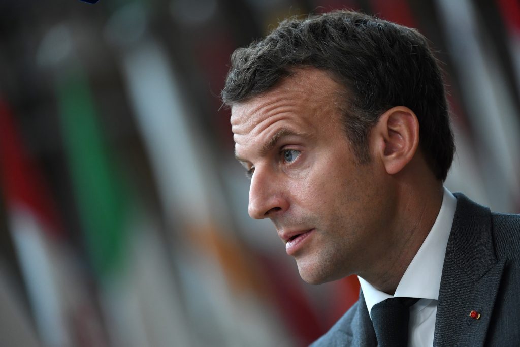 Emmanuel Macron: „UE trebuie să devină mai puţin dependentă de naţiuni non-europene în materie de apărare”