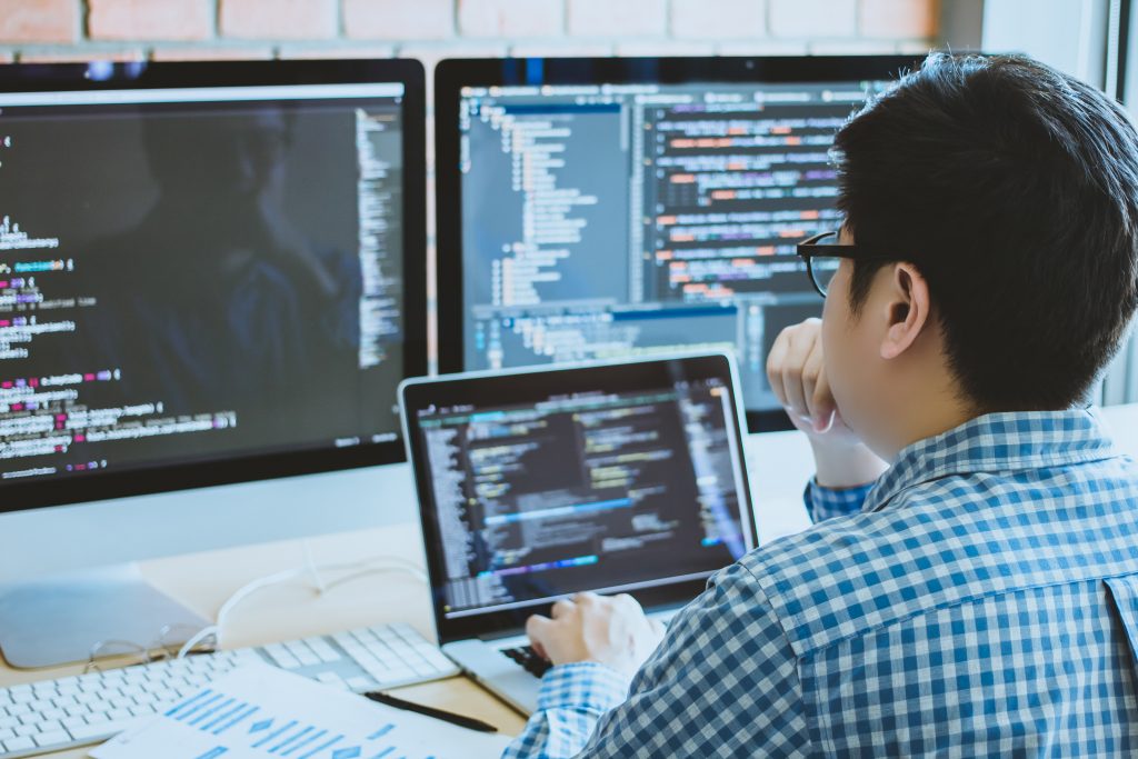 Te-ai gândit la o carieră în cybersecurity? Să știi că acum este momentul. Asta pentru că ducem lipsă de specialiști