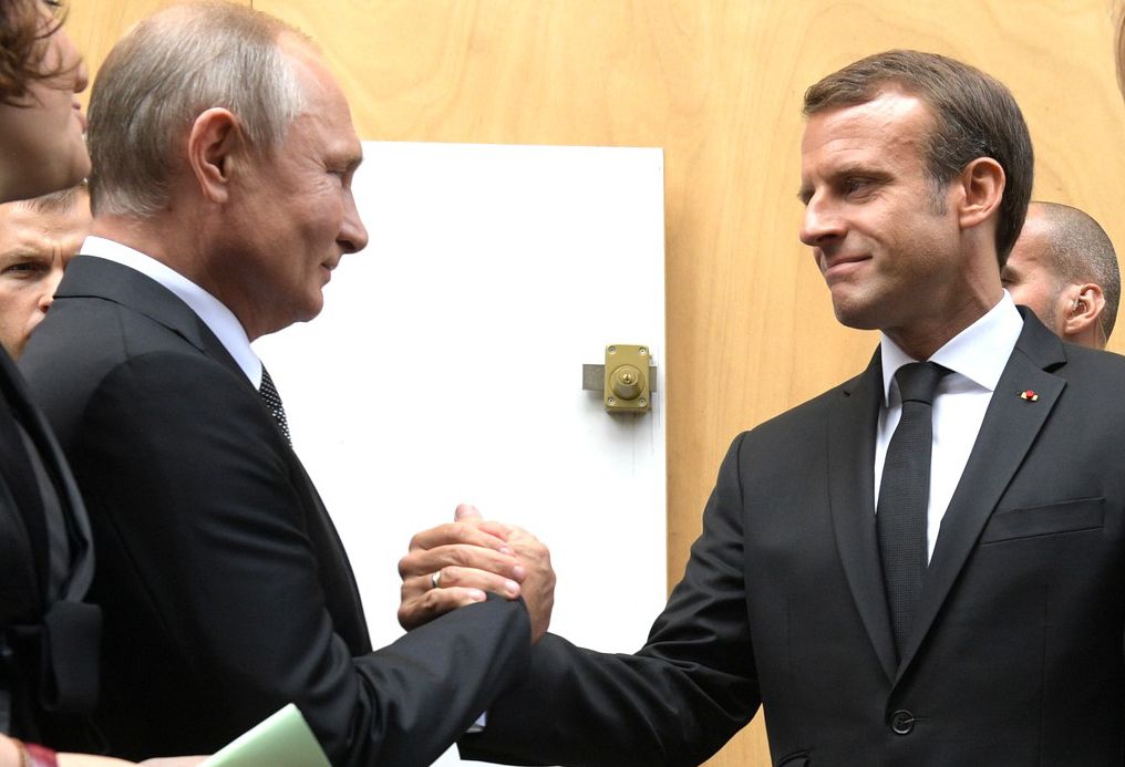 FILED - 30 September 2019, France, Paris: French President Emmanuel Macron greets Russian President Vladimir Putin as they attend the funeral service of former French President Jacques Chirac at the Saint Sulpice de la Madeleine Church. The Kremlin appeared to lower expectations of a breakthrough in the Ukraine conflict ahead of a meeting between Putin and Macron in Moscow on Monday. Photo: -/Kremlin/dpa - ATTENTION: editorial use only and only if the credit mentioned above is referenced in full