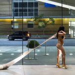 Cum este privit nudul în artă în 2026? O lucrare performativă semnată de artista Xandra Ibarra a generat discuții intense în spațiul public și online