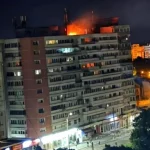 BREAKING. O dronă s-a prăbușit peste un bloc din Galați. Incendiu la nivelul unui apartament, în urma exploziei. Două persoane primesc îngrijiri la fața locului, transmite DSU