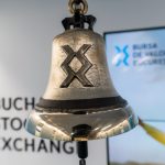 Bursa de la Bucureşti sparge un nou record prin BET, cu un avans de 5% în săptămâna demiterii guvernului Bolojan. Nou maxim şi pe Hidroelectrica. Piaţa a crescut cu 93% cu tot cu dividende în ultimul an