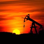 Petrolul pierde peste 10 dolari într-o singură zi şi ajunge la 97 de dolari pe baril după semnalele unui posibil acord între SUA şi Iran
