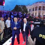 Spectacol fără precedent în istoria SUA la Casa Albă, de ziua lui Trump. Cum s-au desfășurat luptele MMA în ringul special amenajat pe peluza sudică