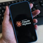 Guvernul SUA permite acces limitat la modelul A.I. Claude Mythos 5 al Anthropic pentru peste 100 de organizații americane, considerate „de încredere”. Decizia vine după restricțiile impuse din motive de securitate națională
