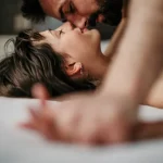 Dirty talk-ul poate crește satisfacția sexuală, dar unele expresii pot crea presiune de performanță. Specialiștii explică efectele asupra relației și riscurile asociate