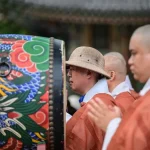 Budismul atrage Generația Z în Coreea de Sud. DJ-ii, TikTok și un robot schimbă imaginea templelor