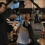 Roboții militari umanoizi asistați de A.I ar putea intra în testare din anul 2027. Foundation Future Industries dezvoltă modele de roboți militari care sunt capabili de identificarea terenului.