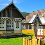 Unde mergi vara asta? Ciocănești, satul din Bucovina unde casele sunt pictate cu motive populare, asemenea ouălor de Paște