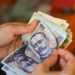 Încrederea analiștilor în economia României crește, dar riscul de recesiune rămâne. CFA România estimează un euro la 5,34 lei peste 12 luni și o inflație de 6,32%