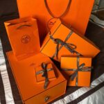 O simplă lipsă de carton a creat unul dintre cele mai puternice simboluri de brand din istorie. Cutia portocalie Hermès s-a născut dintr-o criză, iar astăzi valorează miliarde