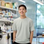 Brian Hie, profesor adjunct la Universitatea Stanford, creează viruși noi cu ajutorul A.I. pentru combaterea bacteriilor