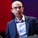 Istoricul Yuval Noah Harari avertizează că trăim un moment de cotitură: Oamenii nu mai au încredere în oameni, ci în Inteligența Artificială