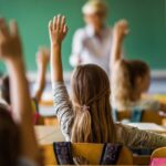 Cât investește România în educație? OECD: Doar 19% dintre adulții de 25-64 de ani au studii superioare, dar România depășește media OECD la ponderea absolvenților STEM