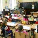 Școlile din România trebuie să se pregătească pentru căderea dronelor. Ce indicații conține ghidul lansat de DSU, sub coordonarea lui Raed Arafat