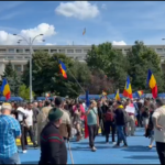 VIDEO. Tensiuni la protestul fermierilor din fața Guvernului. Forțele de ordine au folosit gaze lacrimogene. Piața Victoriei este blocată complet