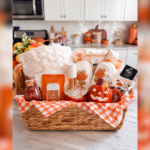 Ce să pui într-un Boo Basket pentru iubita ta? Combină produsele ei preferate de beauty cu haine cozy și accesorii de toamnă